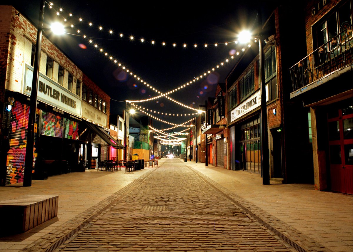 destinationHull's tweet image. This stunning photo taken by @tomadamsonphoto has captured the transformation perfectly, Humber Street has become the heartbeat to a diverse stimulating area,the combination of HCC projects the Public Realm &amp;amp; Fruit Market working together in harmony #urbanregen #publicspace #Hull