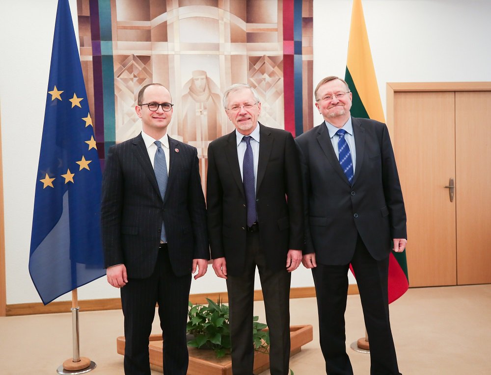AlbanianDiplo's tweet photo. Minister @DitmirBushati in #Lithuania: full support for the opening of negotiations 🔗 https://t.co/2MHo2K8dOD https://t.co/s66p1SrI9O