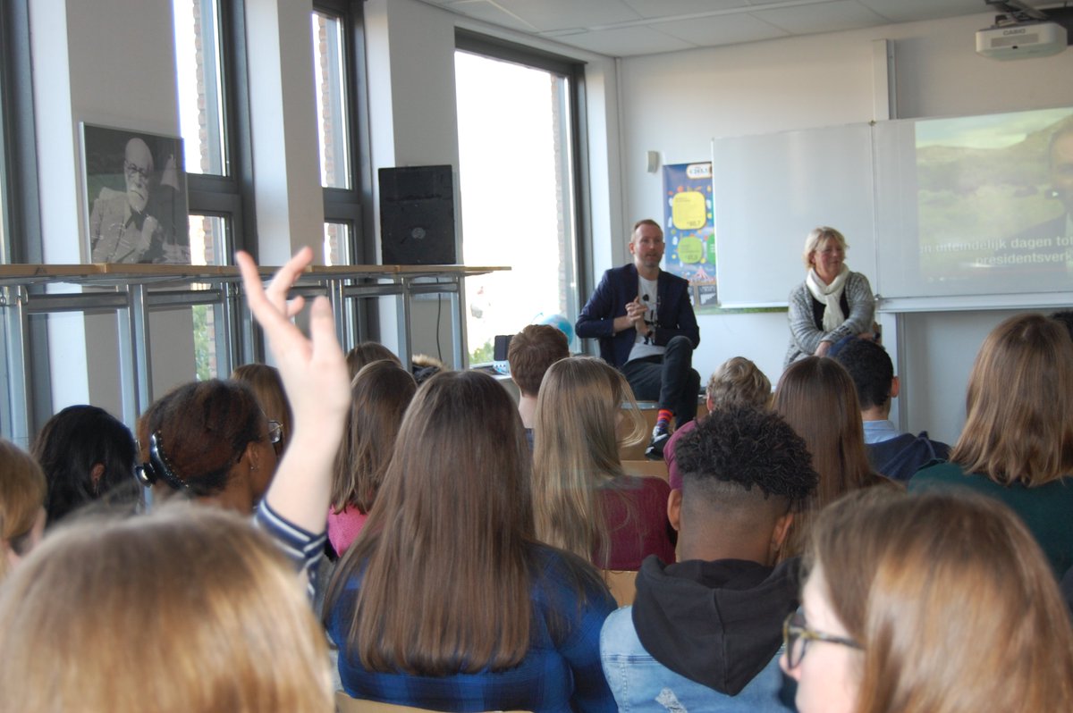 Wouter Zwart, correspondent <a href="/NOS/">NOS</a> in Washington, vanmiddag even terug op zijn oude school <a href="/olympuscollege/">Olympus College</a> in Arnhem voor een 'College Tour'. HAVO en VWO eindexamenleerlingen zaten zeer geïnteresseerd te luisteren en hadden een aantal goede vragen voor hem!