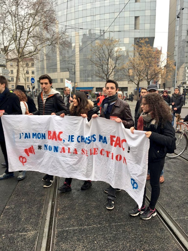 JeuneInsoumis69's tweet photo. Aujourd'hui en manif et hier soir en collage, pour le droit d'étudier ! #NonALaSelection #JAiMonBacJeChoisisMaFac #Greve6Fevrier #Lyon https://t.co/WwER77OCps