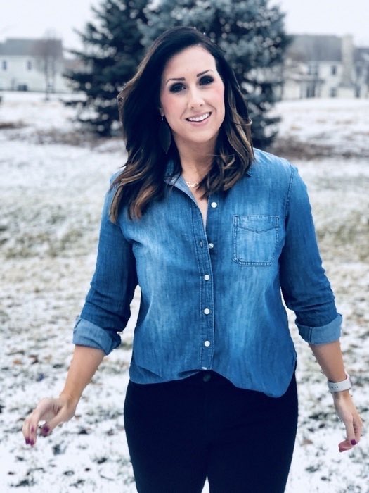 TheMomInStyle's tweet photo. I picked up this denim shirt over the weekend. And yes my black denim are on repeat just about everyday. 🖤
#momstyle #momlife #mylook #stylishmoms #momslife  #ootd #currentlywearing #stylist #personalshopper #shopping #momfashion #styletips #ssCollective  https://t.co/isbZhf5ozY https://t.co/EEroZ2xClG