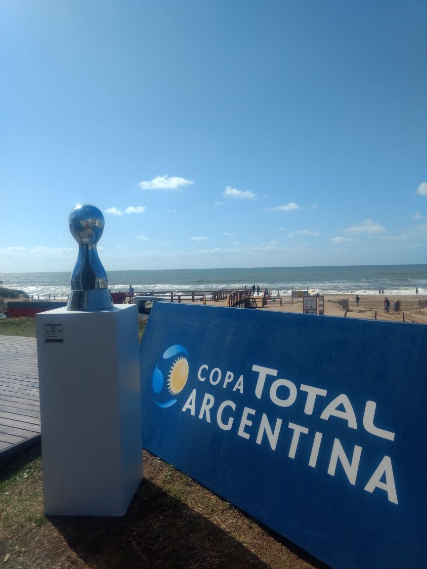 TotalEnergiesAR's tweet photo. ¿Estás de vacaciones por la Costa Atlántica o vas a pasar el fin de semana largo? Acercate al stand de @MktRegistrado en Pinamar y sacate una 📸 con la #CopaTOTALArgentina ⚽🇦🇷#VeranoTOTAL 🌞😎🚗🏖 https://t.co/QWOHB61i5k