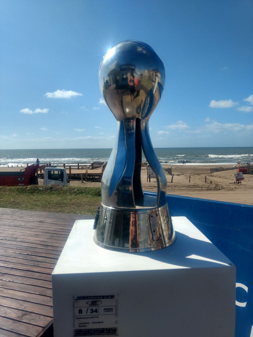 TotalEnergiesAR's tweet photo. ¿Estás de vacaciones por la Costa Atlántica o vas a pasar el fin de semana largo? Acercate al stand de @MktRegistrado en Pinamar y sacate una 📸 con la #CopaTOTALArgentina ⚽🇦🇷#VeranoTOTAL 🌞😎🚗🏖 https://t.co/QWOHB61i5k