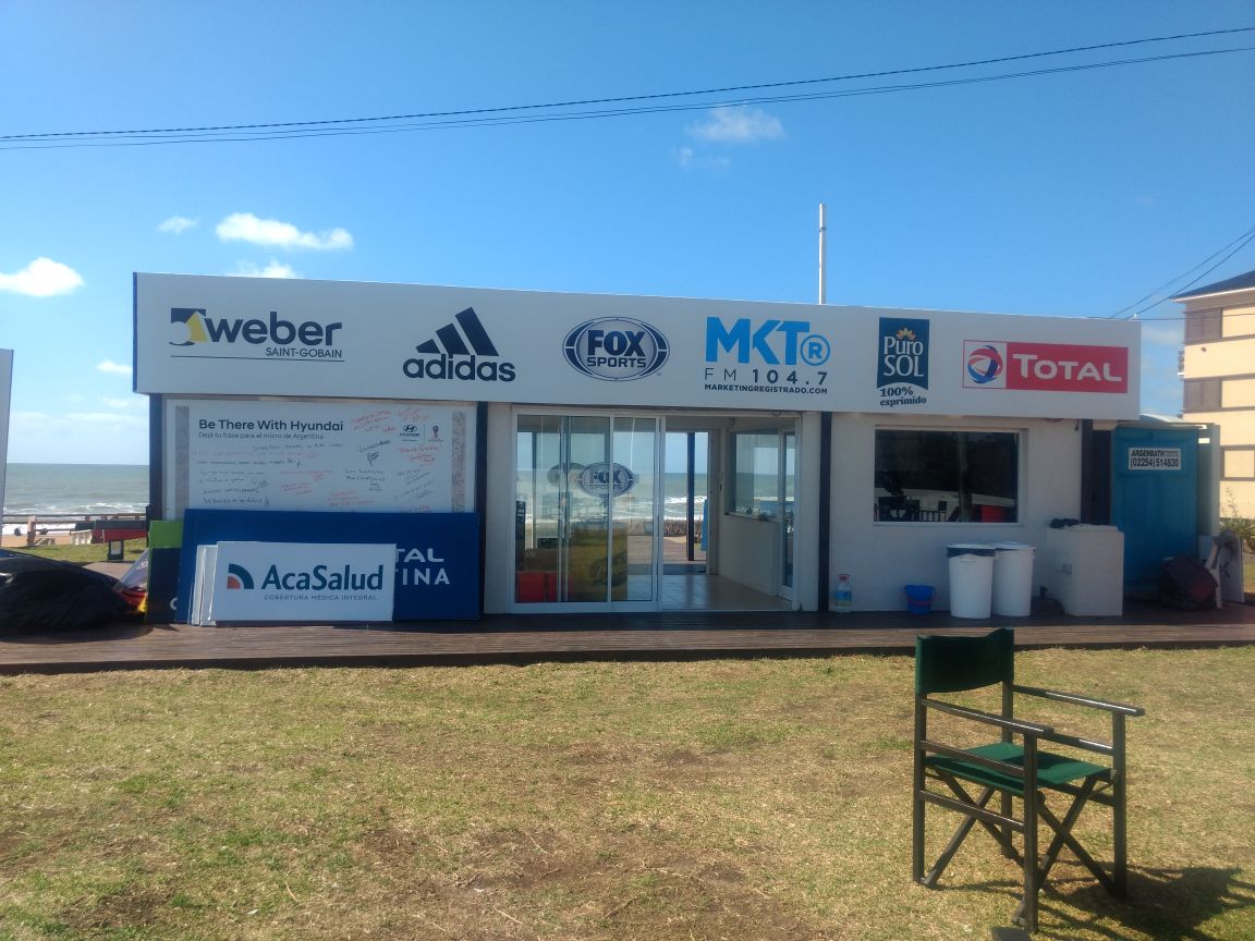 TotalEnergiesAR's tweet photo. ¿Estás de vacaciones por la Costa Atlántica o vas a pasar el fin de semana largo? Acercate al stand de @MktRegistrado en Pinamar y sacate una 📸 con la #CopaTOTALArgentina ⚽🇦🇷#VeranoTOTAL 🌞😎🚗🏖 https://t.co/QWOHB61i5k