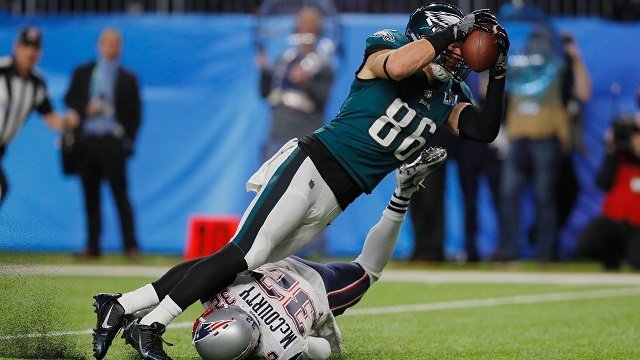FOX29philly's tweet photo. Fans file petition to ban Cris Collinsworth from calling Eagles games https://t.co/32nGuWPHjS https://t.co/d69xIyYJjx