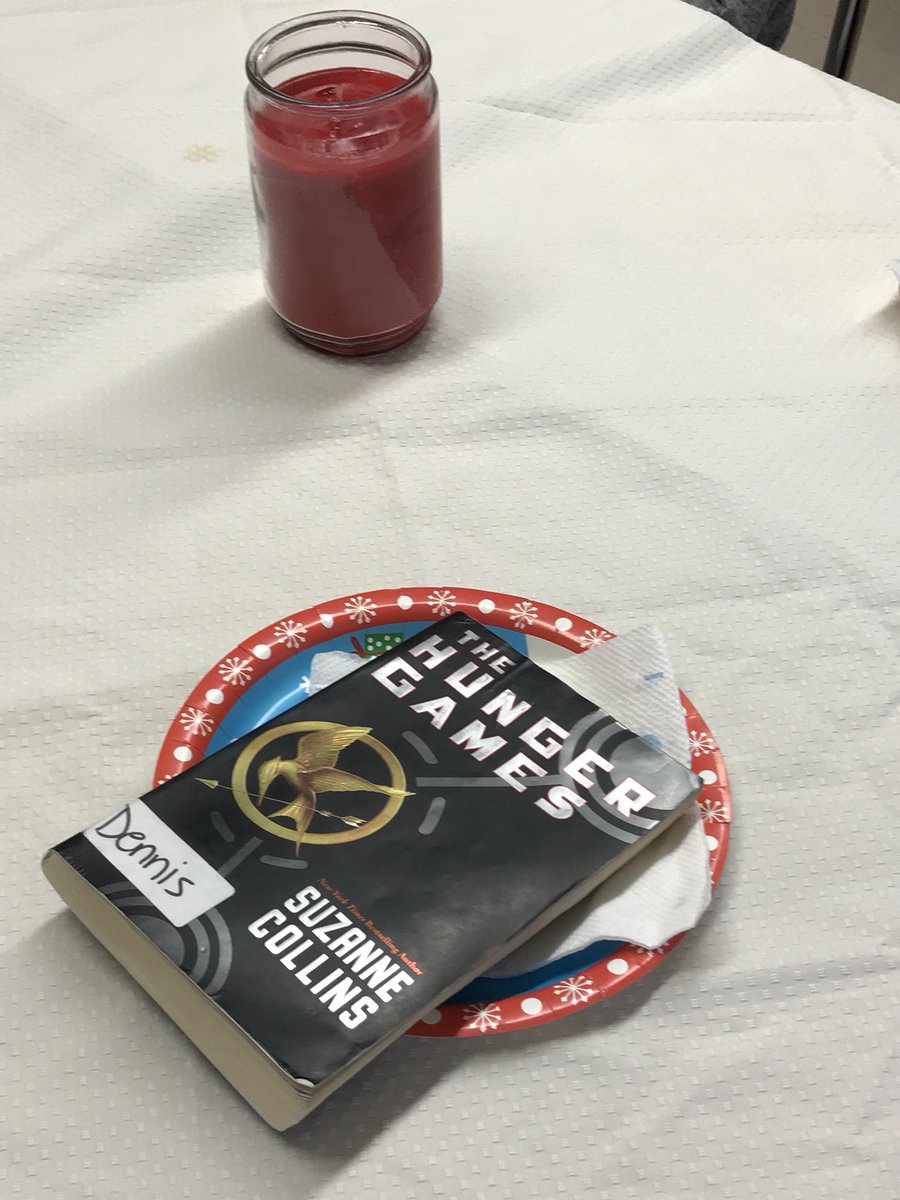 MrsPSaysTeach's tweet photo. On the menu for today Reading! Turned my 6th grade classroom into a restaurant! My students were hungry to read! 🥘📚 https://t.co/GJjkN56baF