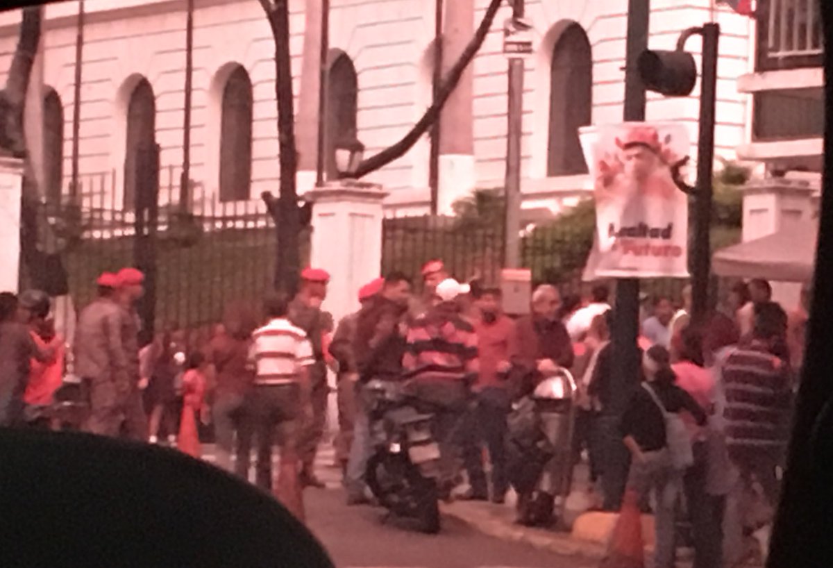 ReporteYa's tweet photo. #6Feb Pacientes con insuficiencia renal acudieron a Miraflores para exigir respuesta por falta de insumos para sus tratamientos. La GNB los desalojó por ser “zona de seguridad”. Sus vidas están en riesgo. ¿Quién responde por ellos? https://t.co/4yLOik0jBy - @danizambrano22