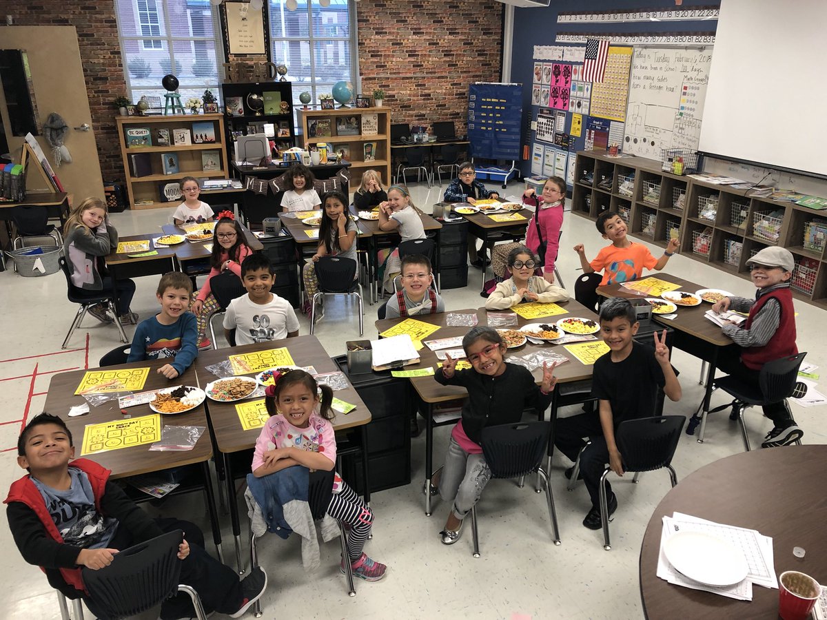 Ms_Sarah_Ellis's tweet photo. The calm before the storm π€ͺ#100thdayofschool2018 #fabfirstgrade #bcoleinspired https://t.co/Y1bPhjT8Un