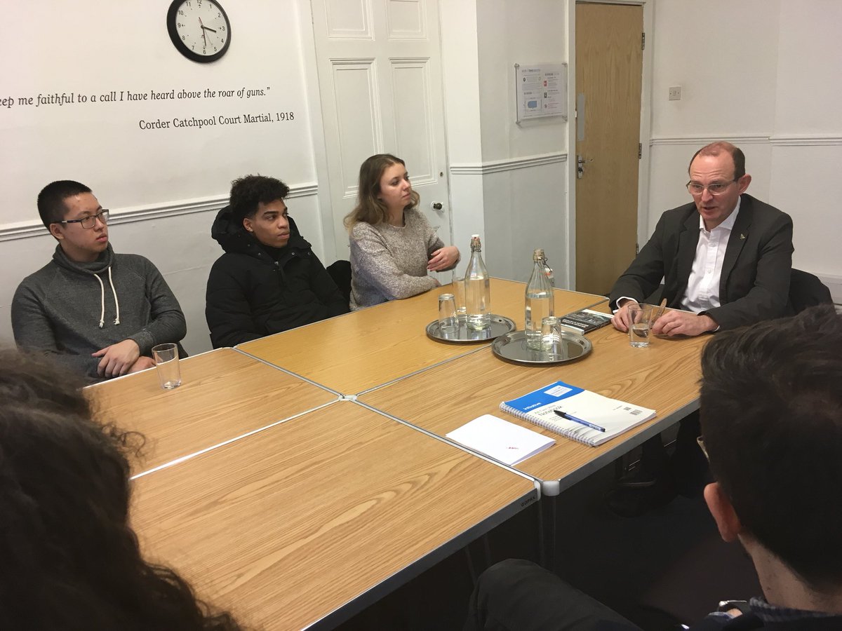 @emmerich_mike talking to @UoWDesCit #EconomicsofCities group about #economicdevelopment in #Manchester #DesigningCities