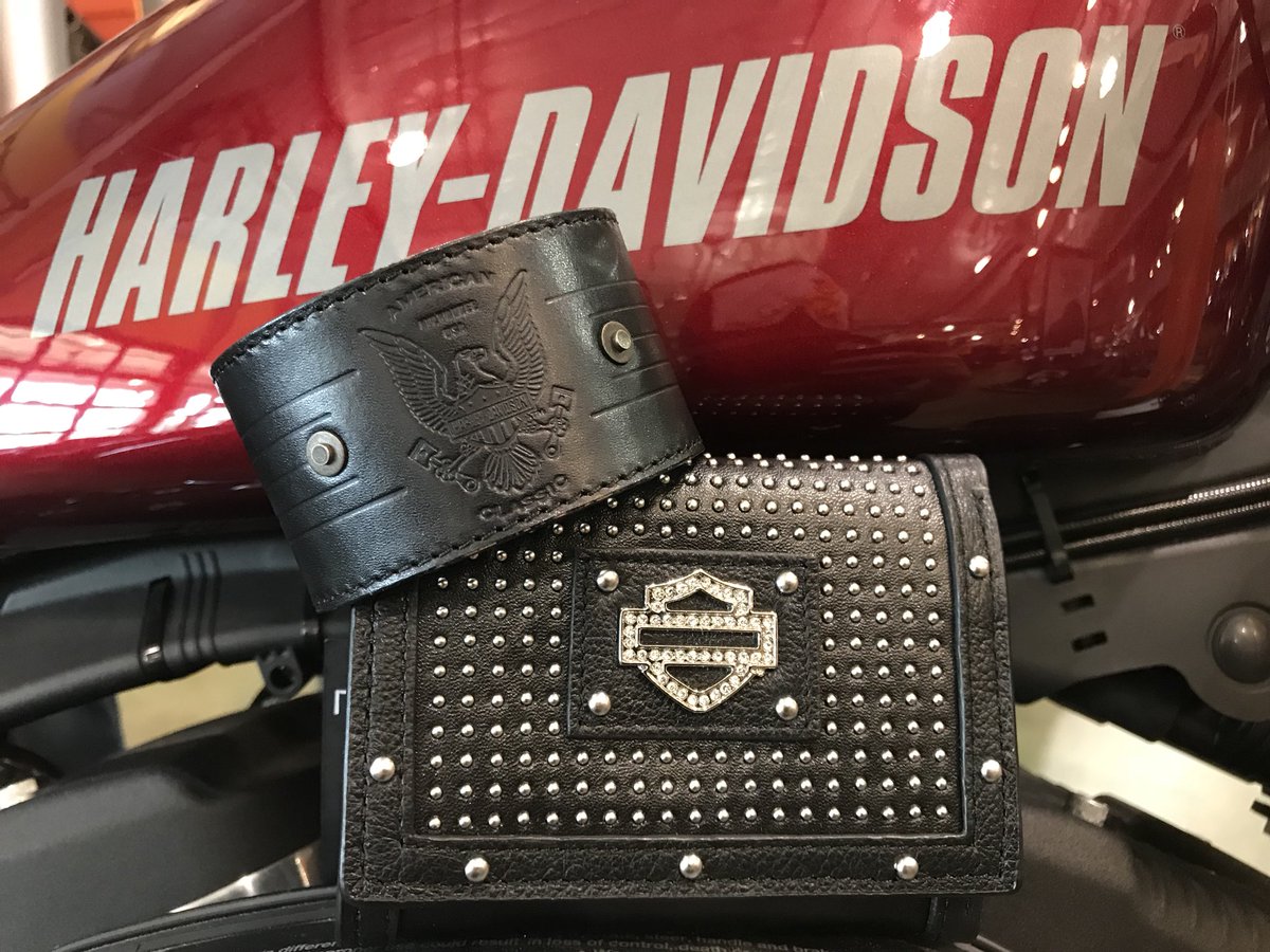 TAMPAHDGROUP's tweet image. Giving this awesome set away to some lucky people! Make sure you check out our Facebook.com/brandonharleyd… page for the full details! 👍🏽 #harleydavidson #liveyourlegend #harleydavidsonfl #sportster #vday