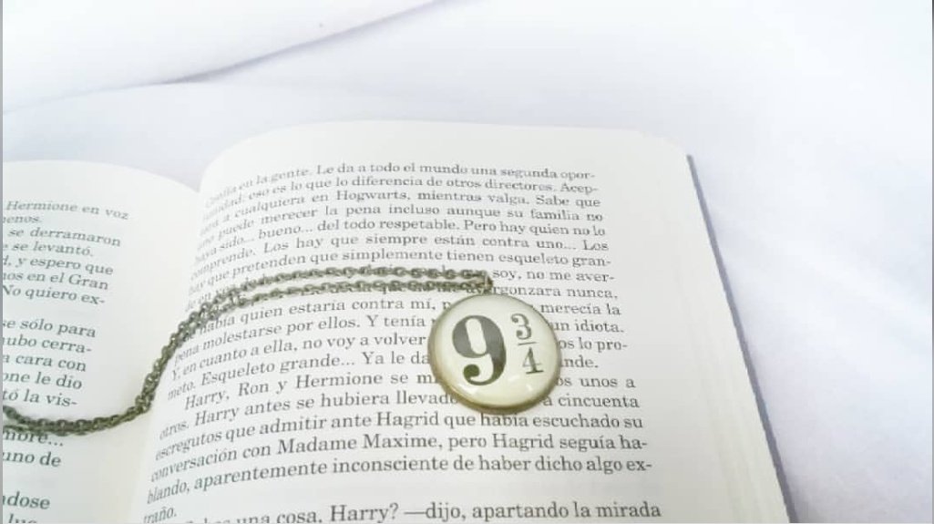 'Colgante Andén 9 ³/⁴' 📿
¡El andén más transitado de toda Gran Bretaña el 1 de septiembre! 🚂

El colgante ideal para no olvidar cruzar la pared. 😋