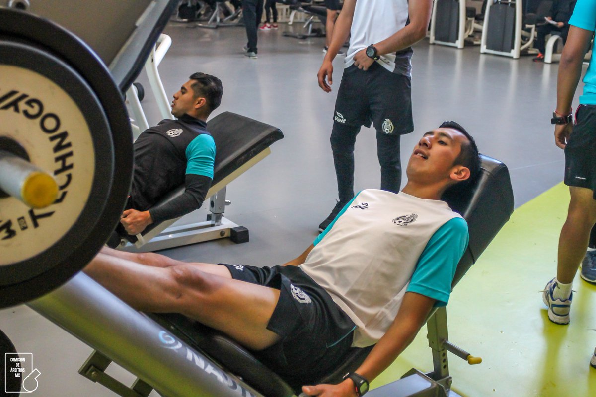 Silbantes de diversas categorías realizan trabajo físico divididos en grupos dentro de gimnasio y cancha.