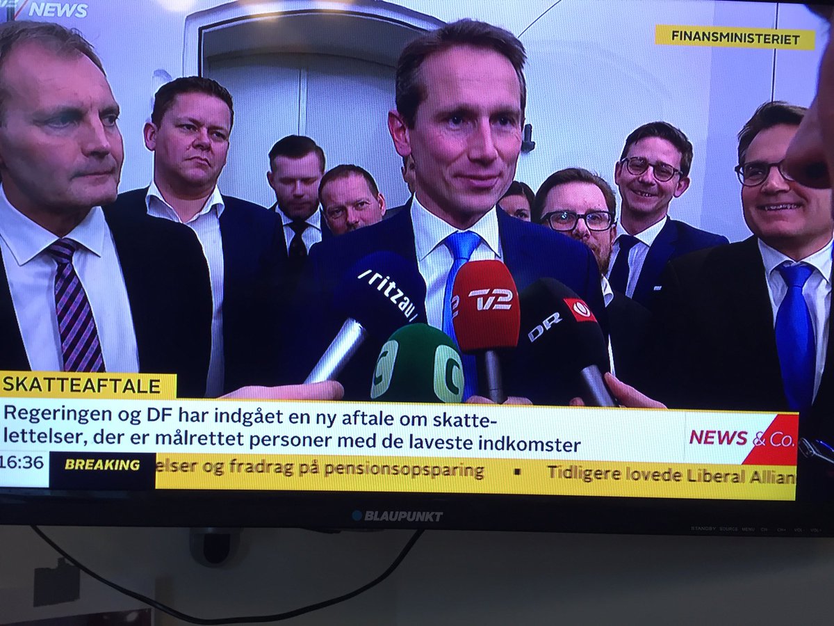 uffeelbaek's tweet image. Ugens opgave: Kan du finde kvinden på dette door-step-interview-billede:-) #dkpol