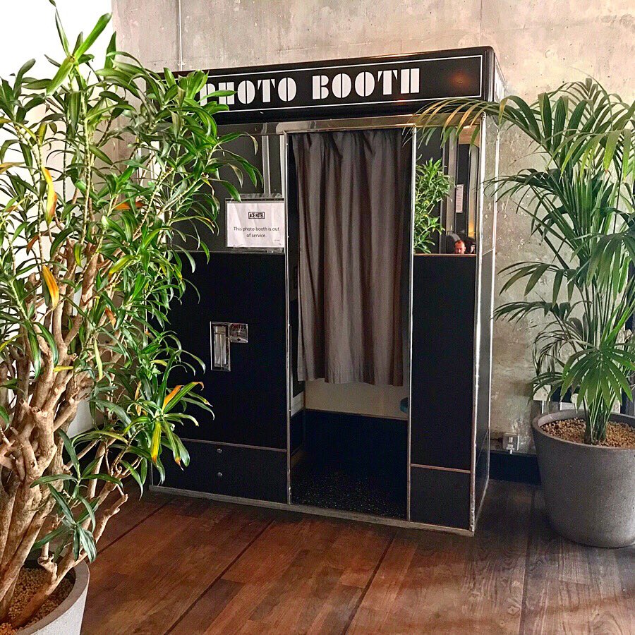 Boxoffrogsltd's tweet photo. #TeamFrog working from the @acehotellondon in Shoreditch today. It's important for us to get out of the office and work in other workspaces and environments, to keep those creative juices flowing! 🐸💡 https://t.co/9fK7oaEilt