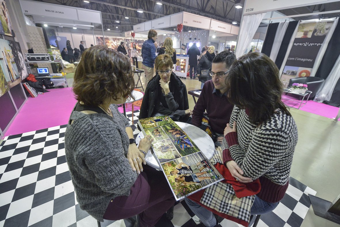 DiarideTerrassa's tweet photo. FOTOGALERÍA 📸 @Expocerimonia celebra con "glamour" sus bodas de plata en el Recinte Firal de #Terrassa. Más imágenes: https://t.co/tgV6gDVq9Y #expocerimònia https://t.co/BcvzVRjiOO