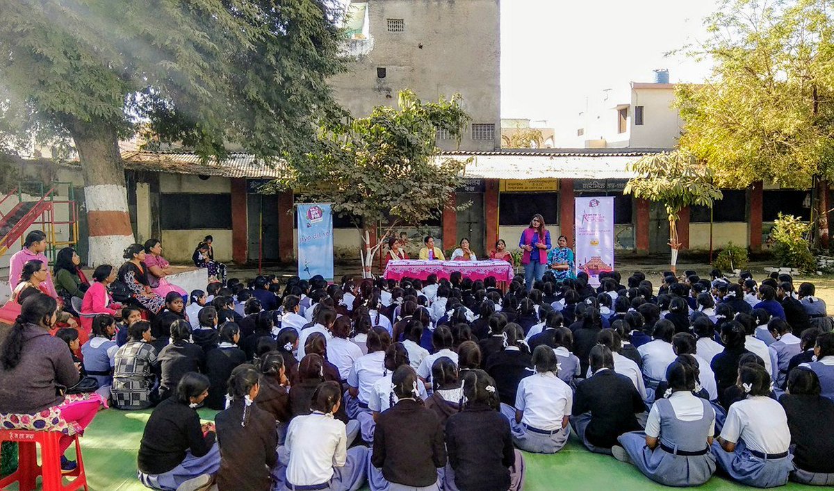 snehalchoubey22's tweet photo. #SharmNahiGarvaHai pads distribution at Hitkarini Girl Higher Secondary School
#Female #Girl #Girls #Menstruate #Menstruation #Woman #Women #Womanhood #MYFM #JiyoDilSe #RJSnehal #Awareness #socialwork #GoodDeed #LoveWork @akshaykumar @sonamakapoor @PadManTheFilm https://t.co/gt7sNcvaKg