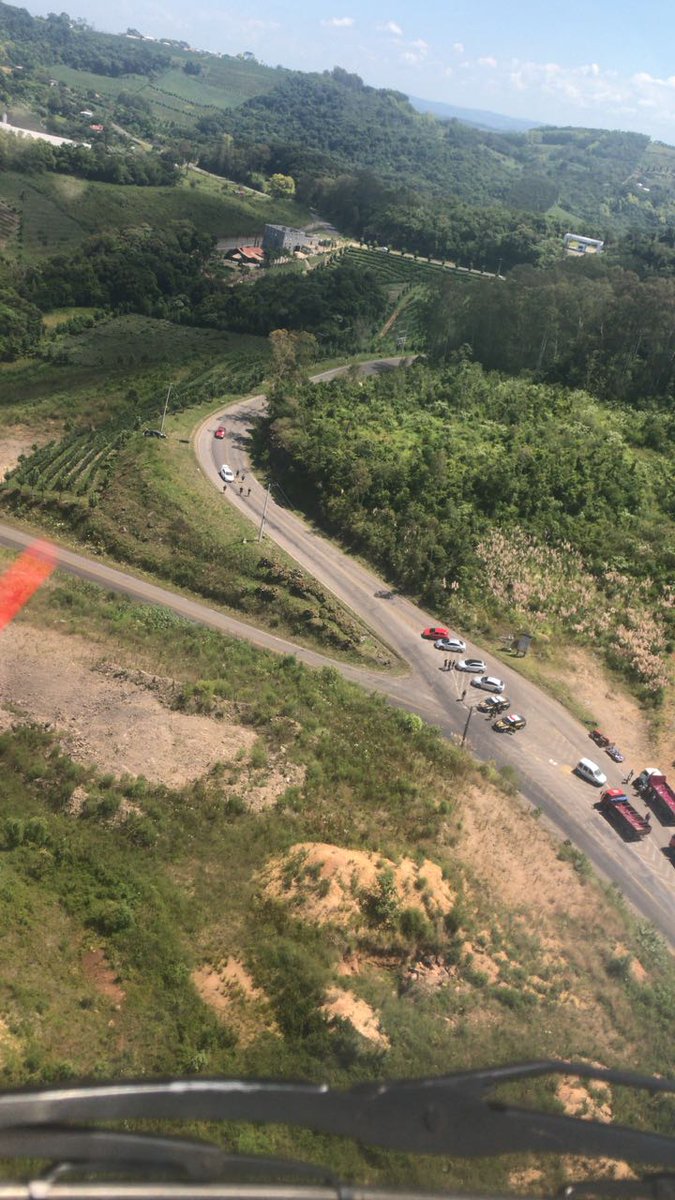 BAvBM's tweet photo. Dois helicópteros do @BAvBM deslocaram a Monte Belo do Sul, BR 470.
Ocorrência de assalto a carro forte, onde criminosos trocaram tiros com policiais e se refugiaram no mato. https://t.co/fnTAnI5d4T