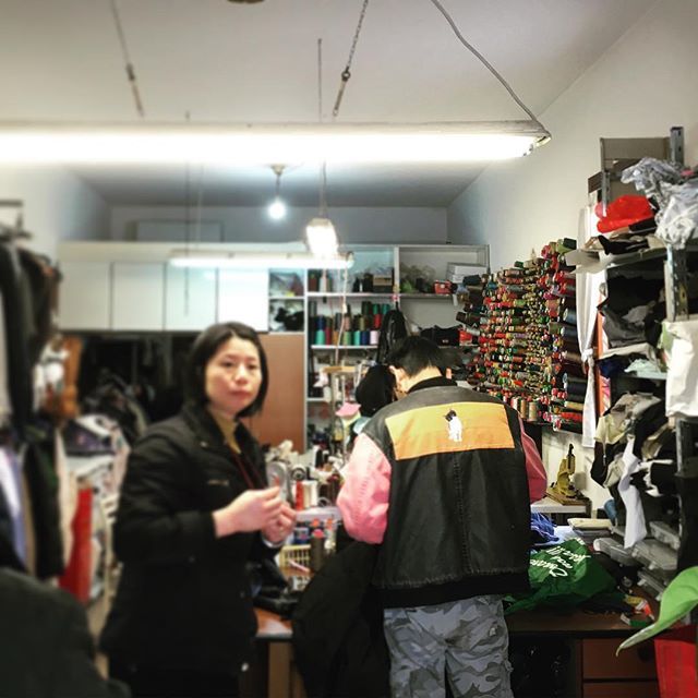 lolitoapketa's tweet photo. Le vie del poliestere sono infinite.

#ritocchi e #rocchetti #lavoro #sartoria #cinese #chinese #tailorshop #alterationservice #altering #resizing #clothes #spools #work #menatwork #workingwoman #italianchinese #handwork #chinois #chinoiserie #fringues #… https://t.co/RM3OGD2ZtX https://t.co/TL2wMuCJTi