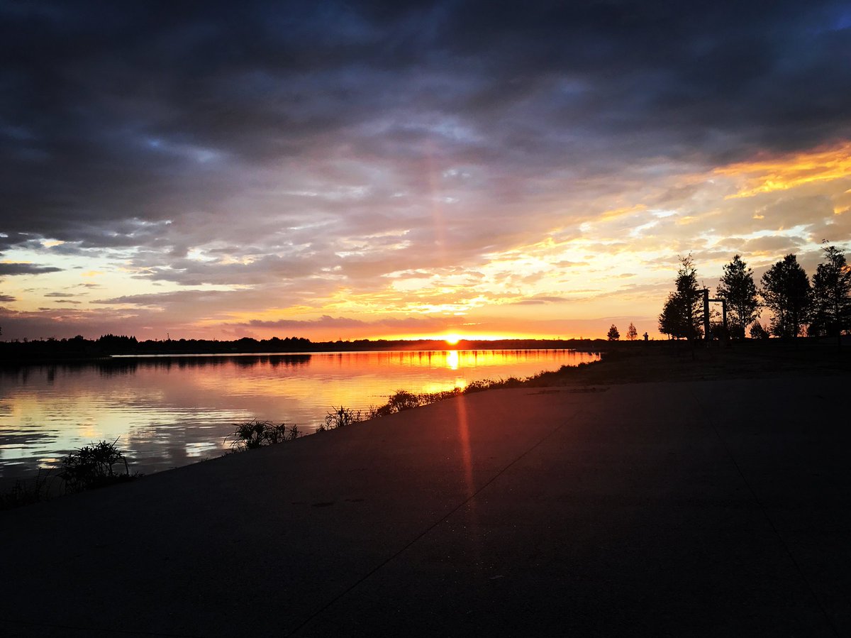 zachmayewx's tweet photo. A #tsunami of color from a fall sunset. #TNwx #TsunamiTuesday https://t.co/OCt8fKGETM