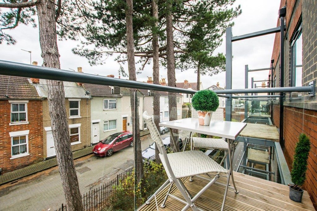 Chelt_Property's tweet photo. #EOSL #EOForSale

Victoria Road, Swindon SN1 3UZ - £135,000 

View: https://t.co/NZSNZpfHvu https://t.co/uUe8t4VBwG
