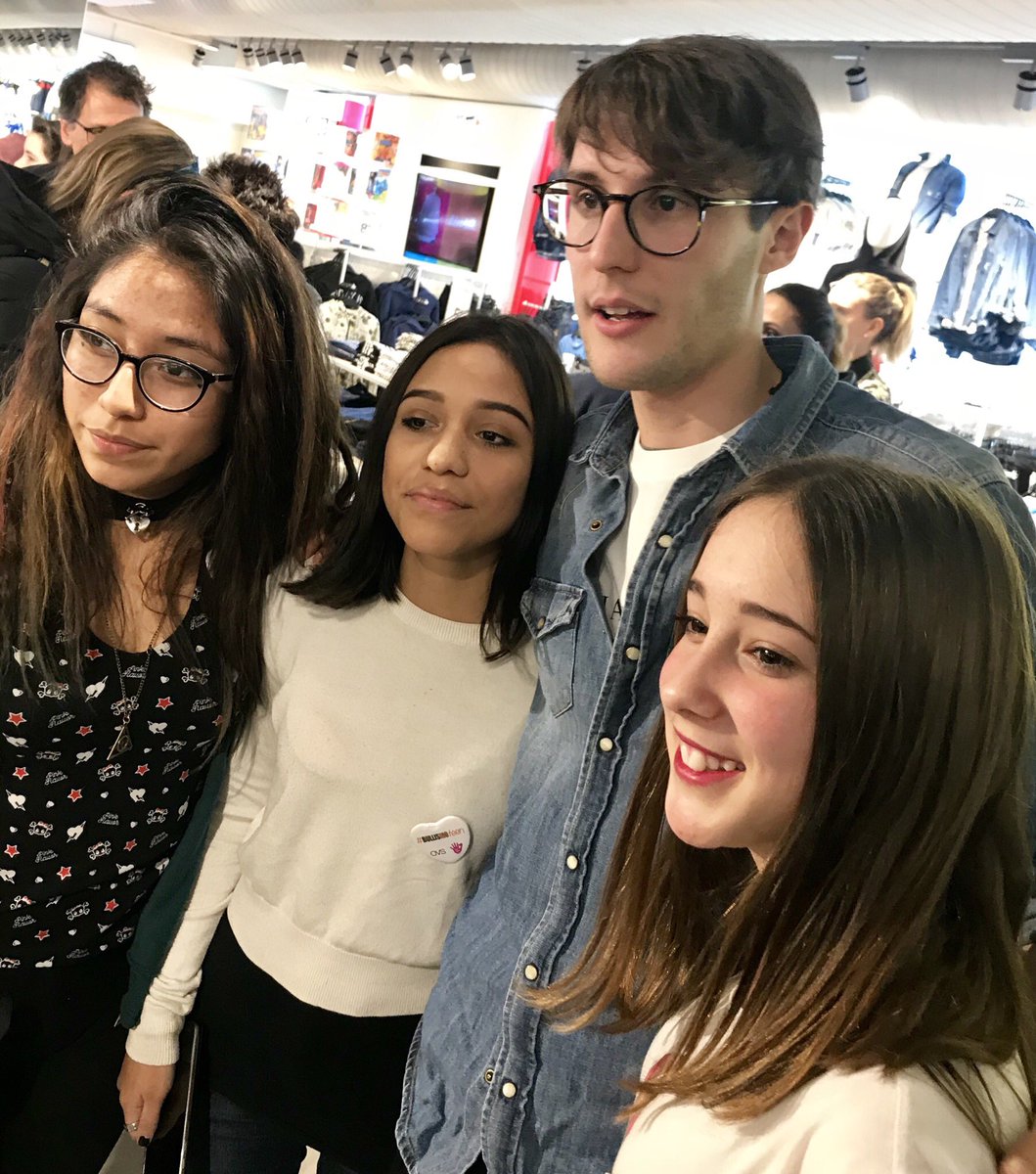 JolandaRestano's tweet photo. Oggi sono all’evento #BullisNOTeen da @OVSofficial per dire NO al #bullismo con @farexbene Ospiti illustri @_PaoloRuffini @DoctorVendetta_ @NobileJack ! Venite in negozio (Milano Corso Buenos Aires) o seguite hashtag #BullisNOTeen#OVSMamme https://t.co/dOx8iijTah