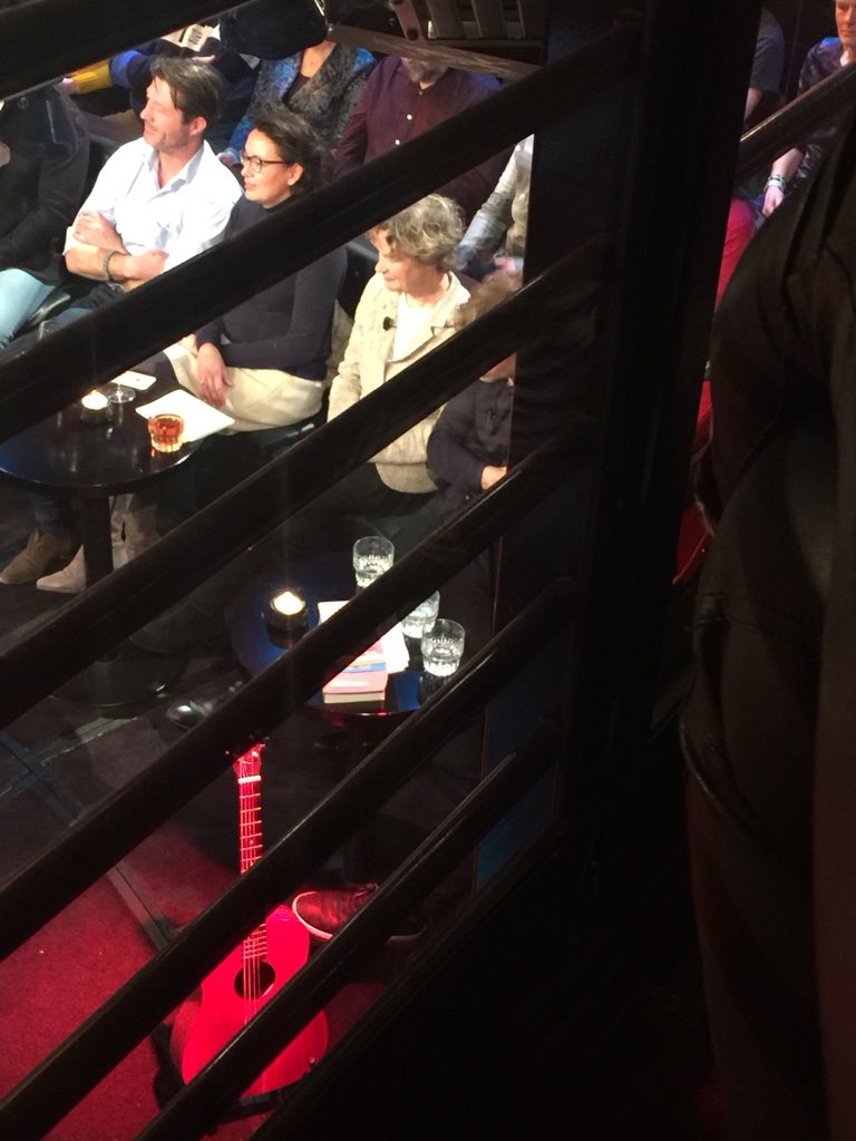 RT 
#DWDD met Advocaat #Ficq  over nieuwe aangifte tegen de tabaksindustrie  <a href="/rookdezorguit/">rookdezorguit!</a>  @Sickofsmoking 
Door verslavingszorg Nederland met Johnnie de Mol aan tafel