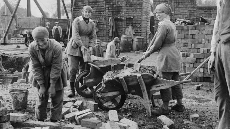DefenceHQ's tweet photo. Today marks the centenary of the 1918 Representation of the People Act, which granted the vote to many women aged over 30. Find out how WWI paved the way for suffrage here: https://t.co/vxZA6aqwam   #WomeninDefence #Suffrage100 #Vote100 https://t.co/dJCmbmDzL2