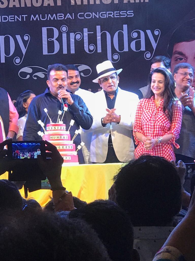 ameesha_patel's tweet photo. Happy bday to the gracious Mr Sanjay Nirupamji .. thank u for the lovely evening 👍🏻👍🏻👍🏻 https://t.co/2lwA4lzXoX