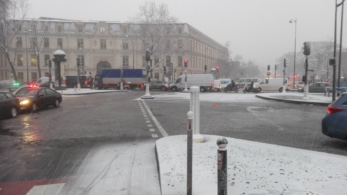 CyclisteParis's tweet image. Ici c est carrément une voie de la place Valhubert qui pourrait être remplacée par de la végétation / une promenade piéton / une piste cyclable @C_Najdovski @ParisEnSelle