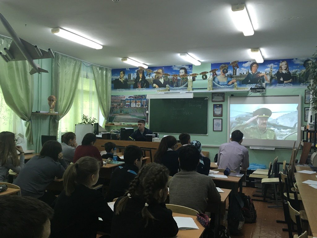 В рамках месячника оборонно-массовой и спортивной работы  в  9-11классах прошел урок мужества «Есть такая профессия – Родину защищать».