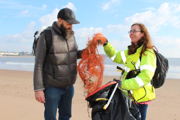ExeterCouncil's tweet image. We&apos;ve been helping clear plastic off Dawlish Warren beach as part of @BeachCareSW initiative, working with @Teignbridge @eastdevon @Torbay_Council Find out more here  facebook.com/ExeterCityCoun…