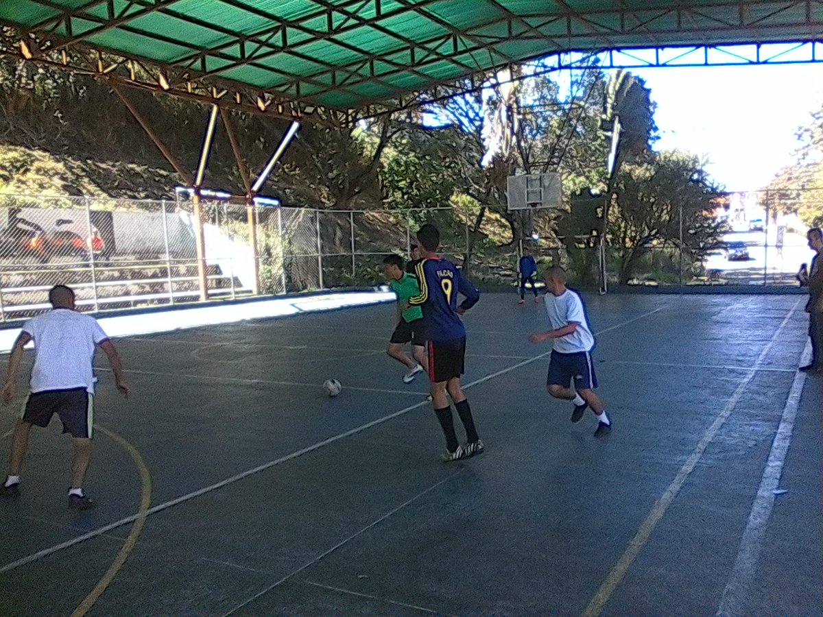 CIVSUNESMerida's tweet photo. Desde la @CIVSUNESMerida se realizó Encuentro Deportivo y Recreativo con jóvenes de la poligonal y nuestros estudiantes, para vincularlos desde ahora y facilitar el binomio Cuerpos de Seguridad-Comunidad en la prevención del delito.! https://t.co/N7Rx06W1WI