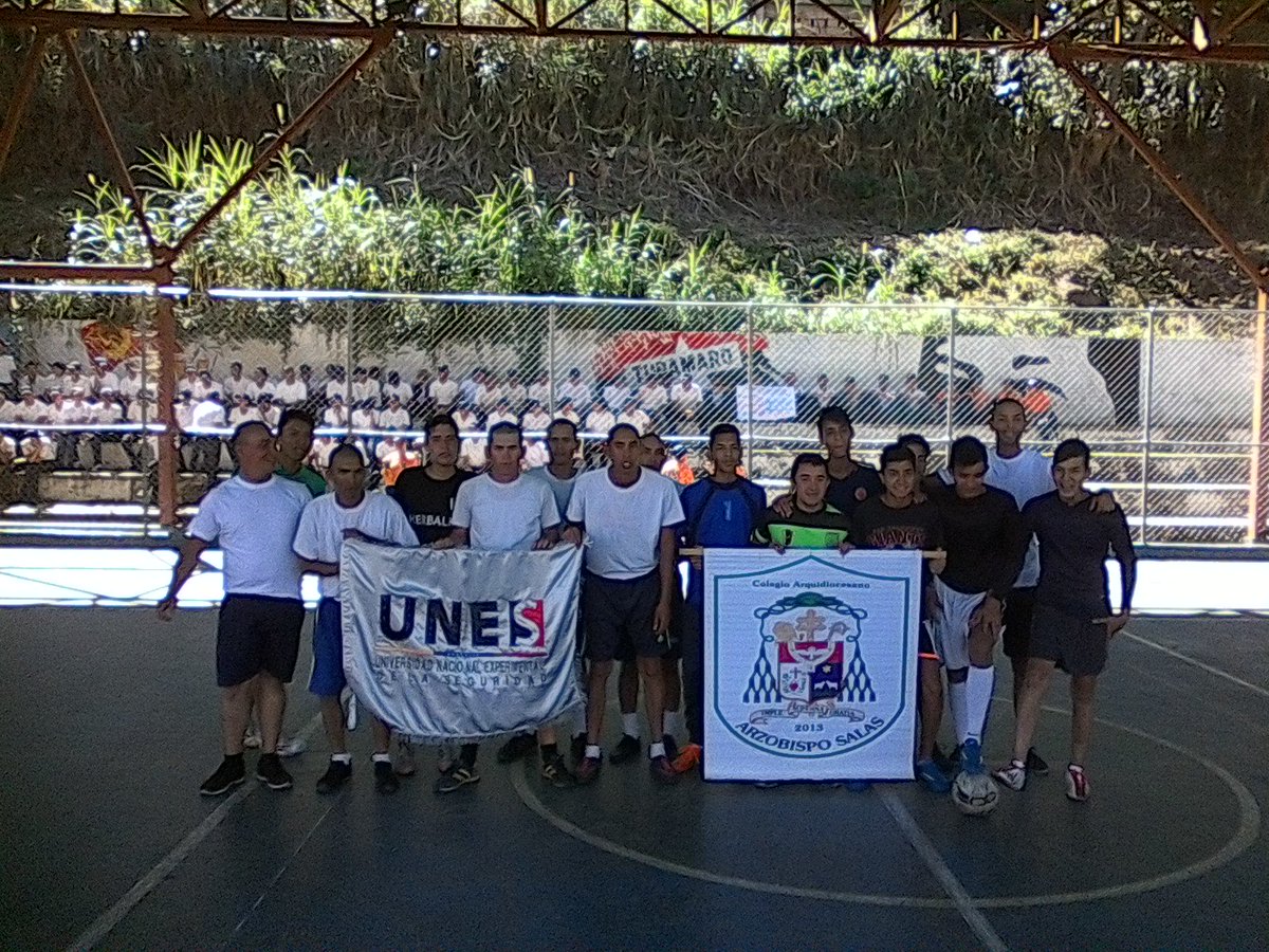 CIVSUNESMerida's tweet photo. Desde la @CIVSUNESMerida se realizó Encuentro Deportivo y Recreativo con jóvenes de la poligonal y nuestros estudiantes, para vincularlos desde ahora y facilitar el binomio Cuerpos de Seguridad-Comunidad en la prevención del delito.! https://t.co/N7Rx06W1WI