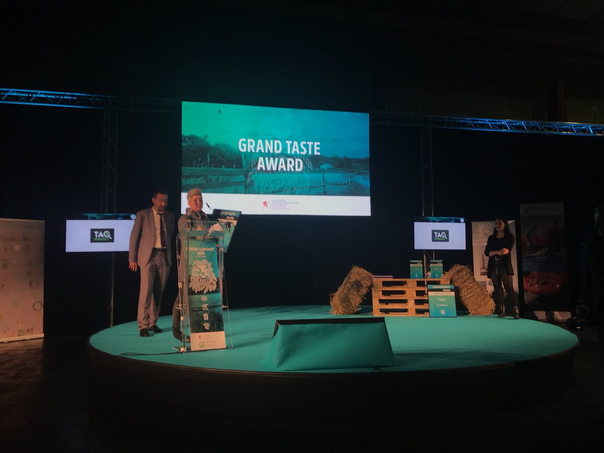 GreenWorks_News's tweet photo. #FoodSummit 2018 : le Grand #Taste #Award dans la catégorie produits de grande consommation le prix est remporté par les Paniers de Sandrine https://t.co/umvfiNLXW4