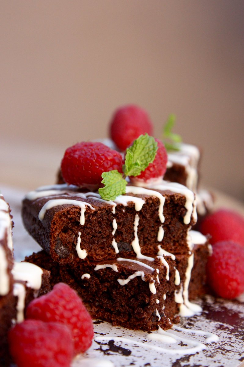 These Flourless Fudgy Tahini Brownies are all yours today on the blog!! Perfect for Valentine’s Day❤️ goodthymekitchen.com/flourless-fudg…