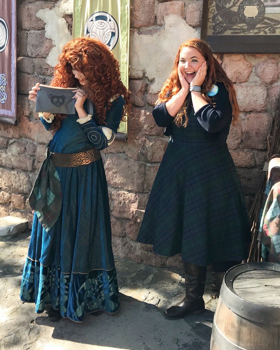 EnchantingErin1's tweet photo. I missed #MeridaMonday so I’ll just post today instead!!!
Merida was obsessed with my bag and said she wanted one for herself since it’s a Merida themed bag! https://t.co/xW7tktUBxg