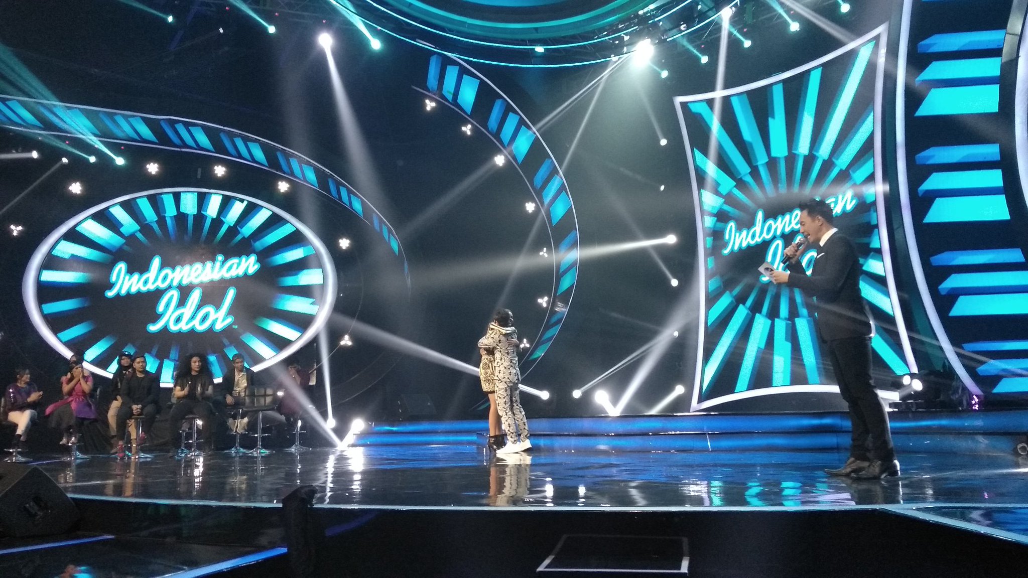 Whitney berpelukan dengan Glenn di panggung Idol setelah diumumkan dirinya tereliminasi.