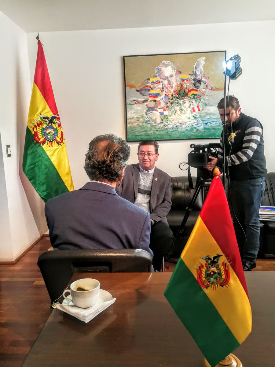 EmBolMexico's tweet photo. Emb. José Crespo recibe la visita de #FedericoLamont de @ABC760AM para grabar entrevista sobre relación bilateral 🇧🇴🇲🇽 #LogrosDeGestión #RevoluciónDemocráticaYCultural https://t.co/0GARZgkviM