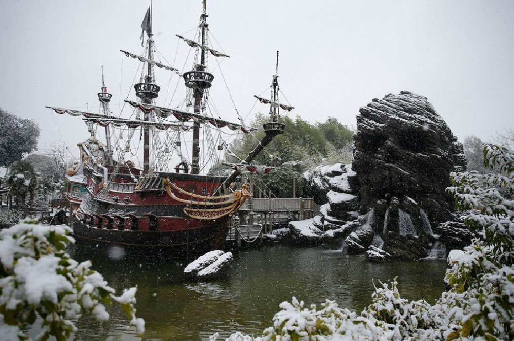 GossipRoomOff's tweet photo. Quand la neige s’invite à Adventureland, Disneyland Paris ! ☃️❄️💫 https://t.co/veIMzdiIkG