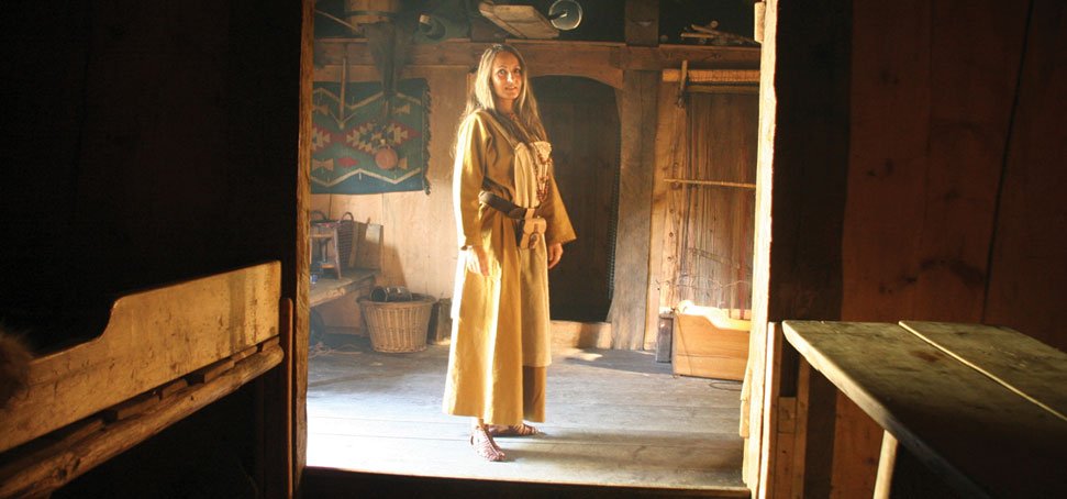 thornews's tweet photo. Woman welcoming you in the longhouse at the Avaldsnes Viking Age farm. (Photo: https://t.co/7Fthq1mmO7) https://t.co/Gx9eRMBxK4