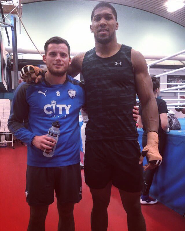 Rehab going well✅ had the pleasure of meeting AJ today, similar physiques.. 👀🥊