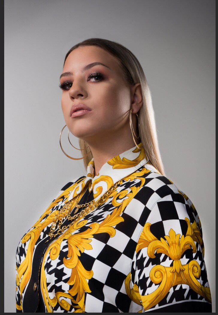ashleyjordanj's tweet photo. inspiration @versace_official SS18
Models: @_jadebrook_
Photography: @joshwildephoto
Clothing-
Shirt from @vulgarshop @vulgarsheffield
@asos jewellery
Skirt and Incredible gold bag @moochvintage
#makeup #makeupartist #mua
#versace #versaceinspired #versacespring2018 #ss18 https://t.co/0JGIgcuOHM