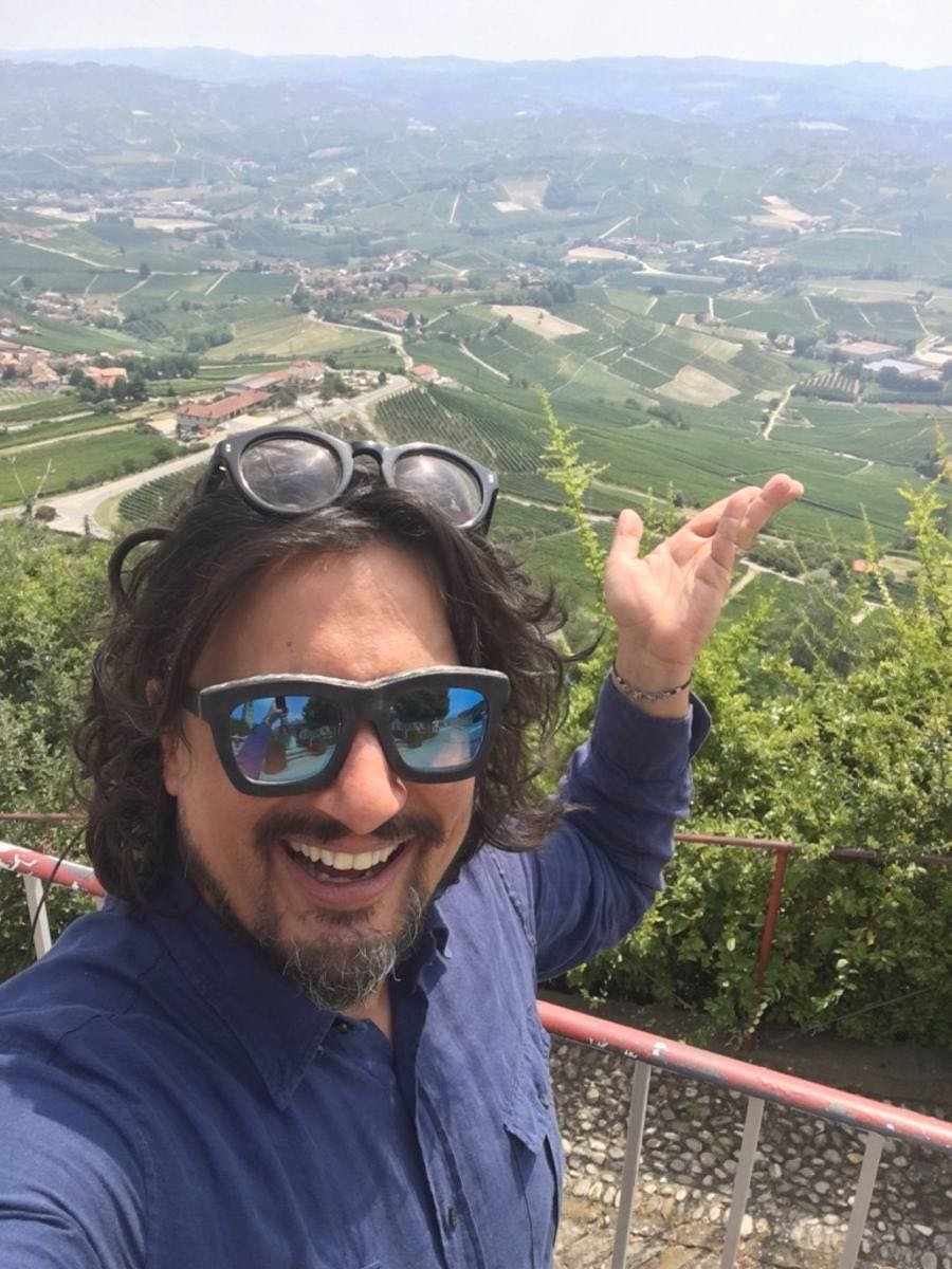 visitLMR's tweet photo. "Sono arrivato nei luoghi considerati l'eccellenza italiana della gastronomia" #Ale4ristoranti arriva in #LangheRoero, questa sera 21,45 su @SkyUno https://t.co/0tPlpVwpDq @BorgheseAle https://t.co/yhpEylDEFY