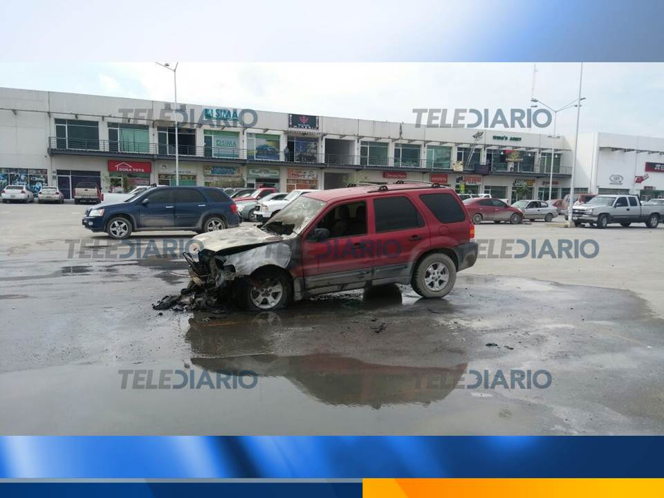 TDReynosa's tweet photo. Se incendia camioneta en el estacionamiento de plaza aeropuerto en #Reynosa ocupantes abandonaron la unidad. https://t.co/OerPjNWWlz