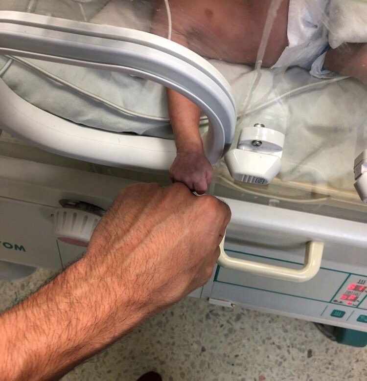 نشر "طبيب أطفال" هذه الصورة قائلاً : 
اتفقنا ان نكافح سويًا بقوة وان لا نفقد الأمل.❤️