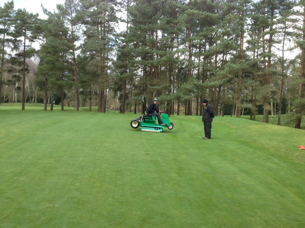 robbyB15's tweet image. Awesome demo on the new roller from @ctmTURF , has the perfect finish on the greens 👌🔥⛳️ @danharding7 @andywikki