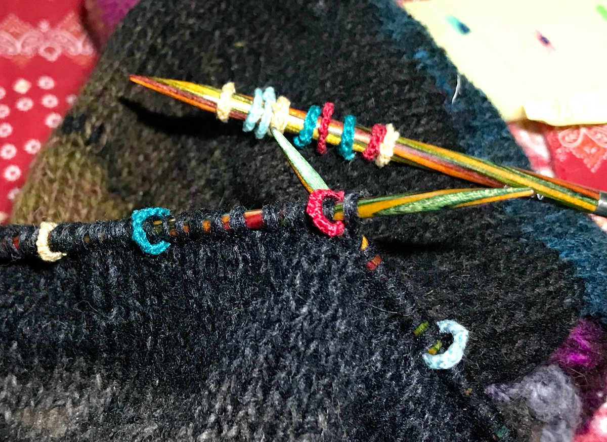 りょう 市販のマーカーでいい感じのがなかなか無いので 自作してる人も多いと思う 私はレース糸をコード編みとかタティングでリングにして使ってます 編地に馴染むし 堅くて滑りやすいプラスチックよりストレス無くて 編み物 Knitting 棒編み