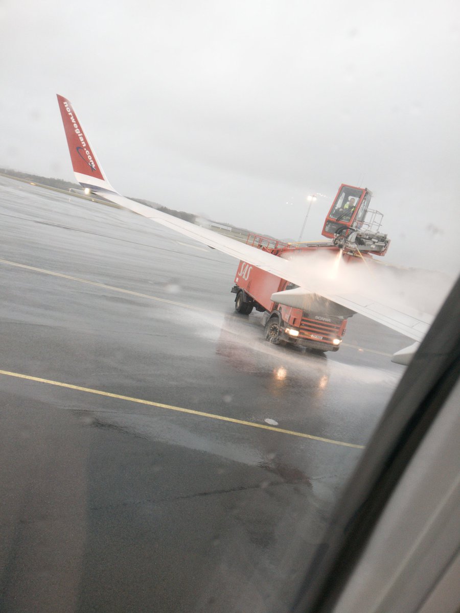 Luke_Sinclair_'s tweet photo. De-ice a plane? https://t.co/FILI8VHgXu
