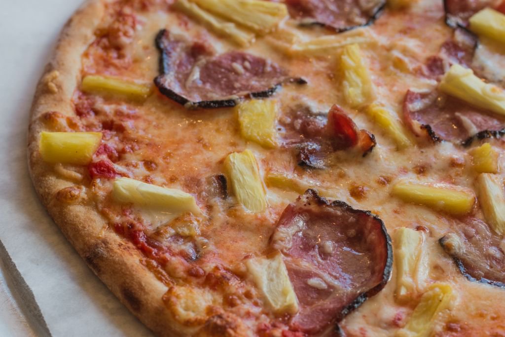 blackbirdfargo's tweet photo. Pineapple on pizza? 🍍 https://t.co/ynedzlZ4b7