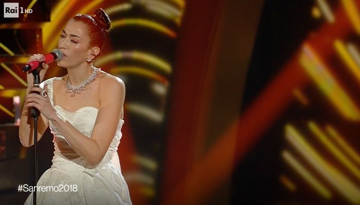 SanremoRai's tweet photo. 🎶Togliti la maschera, c’è troppa verità per stare qui, senza appartenere…🎶
#SenzaAppartenere - @ninazilli
#Sanremo2018 https://t.co/61ORpUfR4r